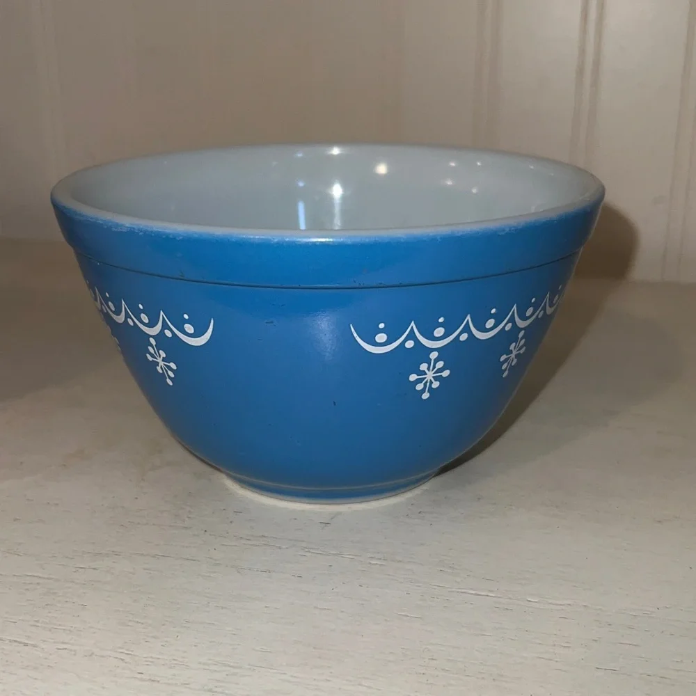 Vintage Pyrex Snowflake Blue Garland #401 Mixing bowl 1.5
